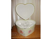 Heart-shaped gift box 25x21x9.5 cm.