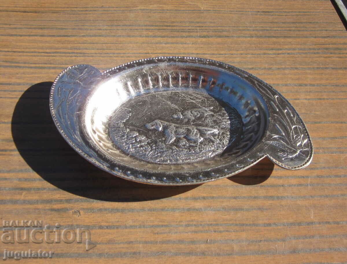 Delivery of old metal hunting nut bowl with hunting hounds Delivery of old metal hunting nut bowl with hunting hounds