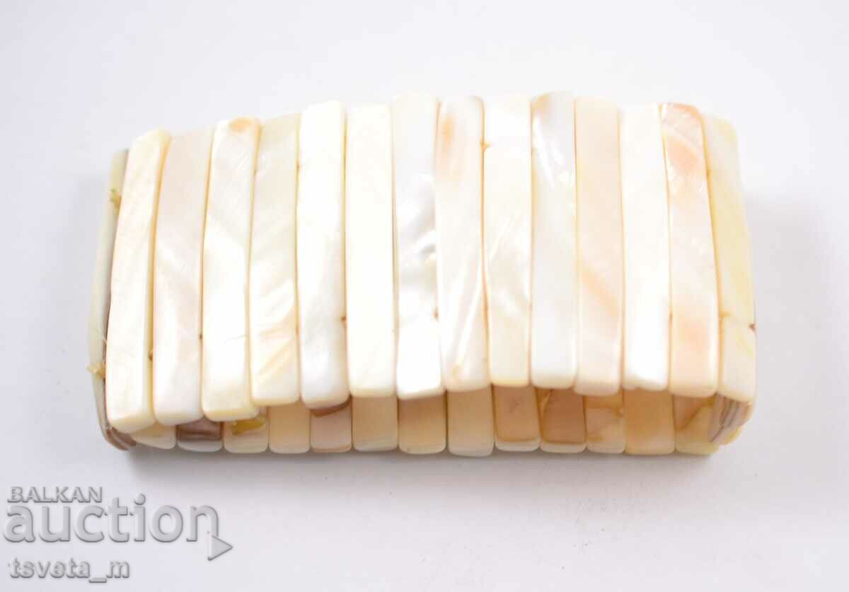 Delivery of Stretch bracelet made of clam shell, mother of pearl