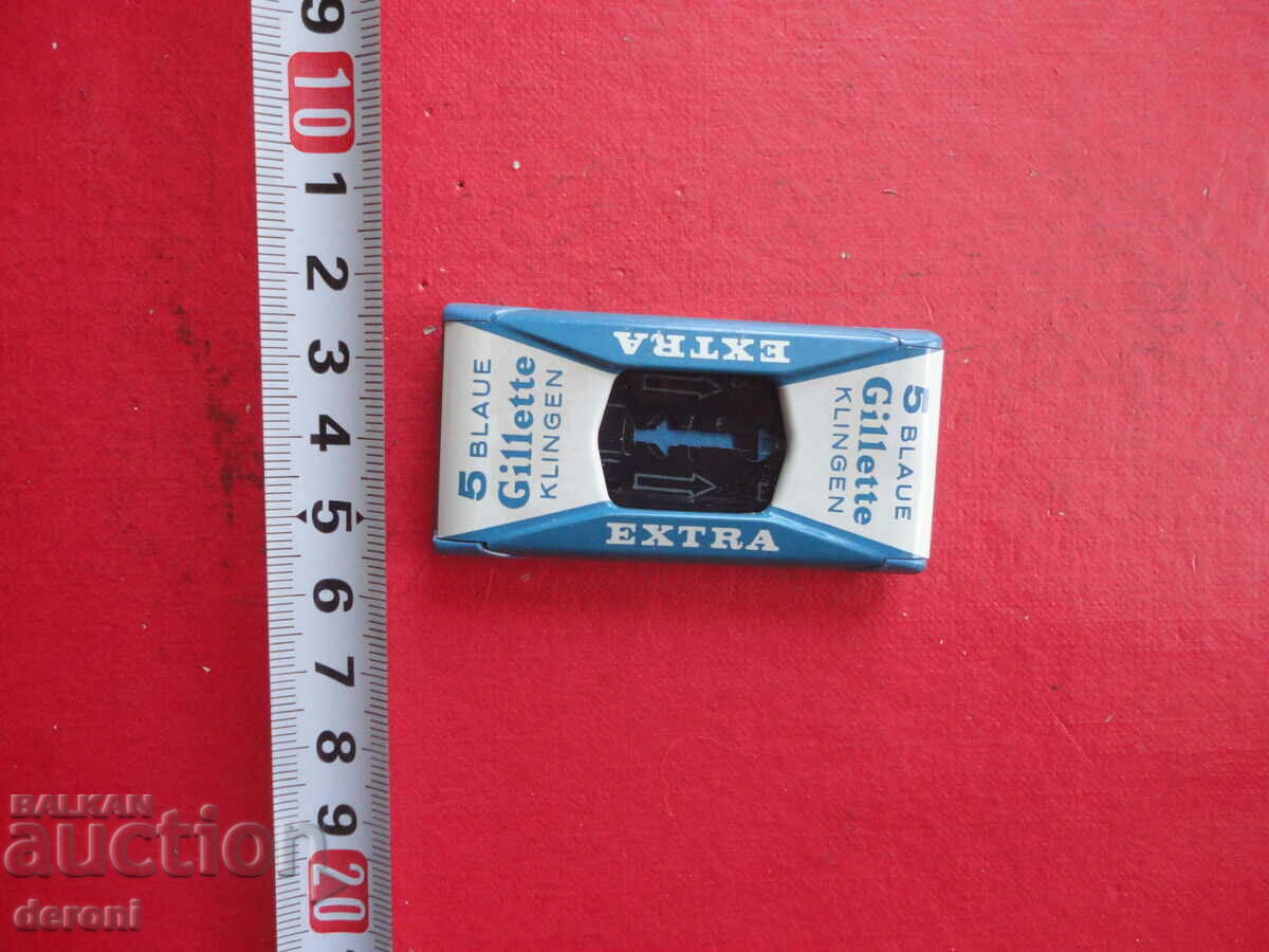 Gilette Extra razors in a box with price 10.00 BGN | € 5.11