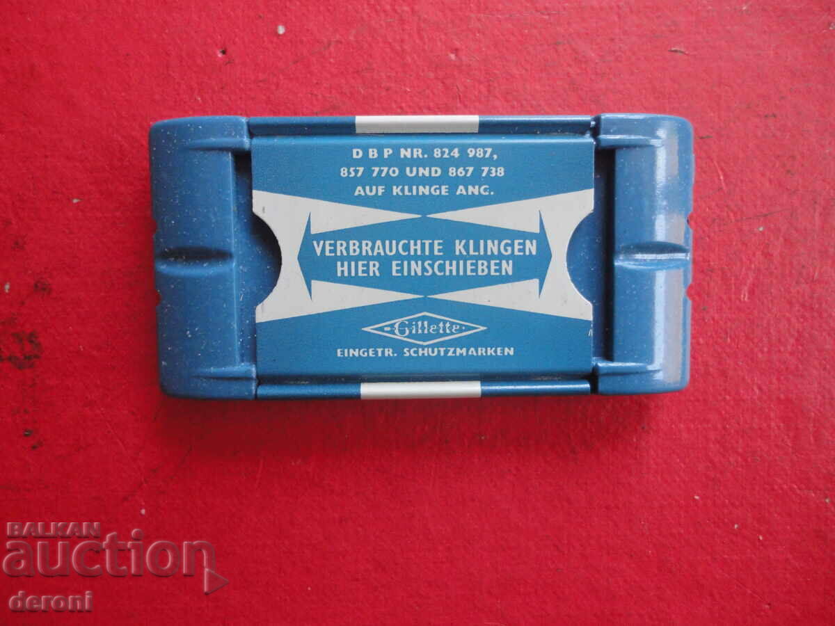 Auction  Gilette Extra razors in a box