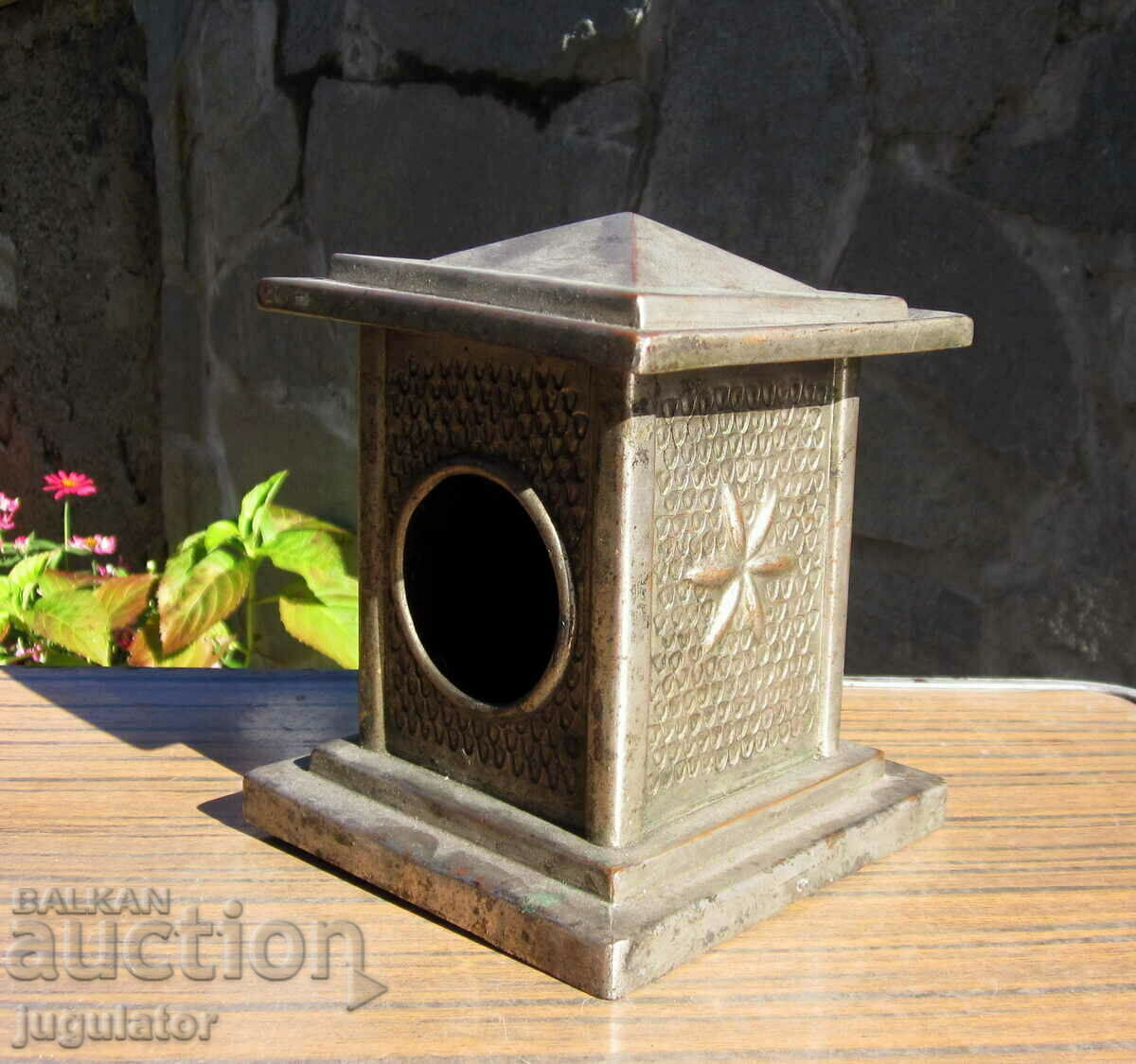 Carcasa ceasului din bronz antic cu preț 140.00 BGN | € 71.58 Carcasa ceasului din bronz antic cu preț 140.00 BGN | € 71.58