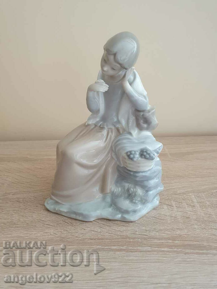 Spanish porcelain figure statuette DAO