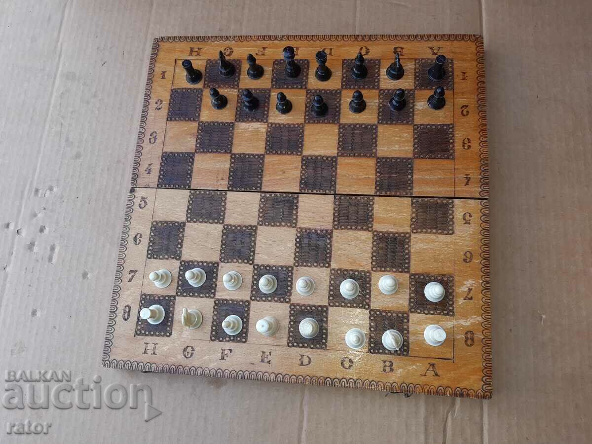 Livrarea Tablă veche de șah din lemn