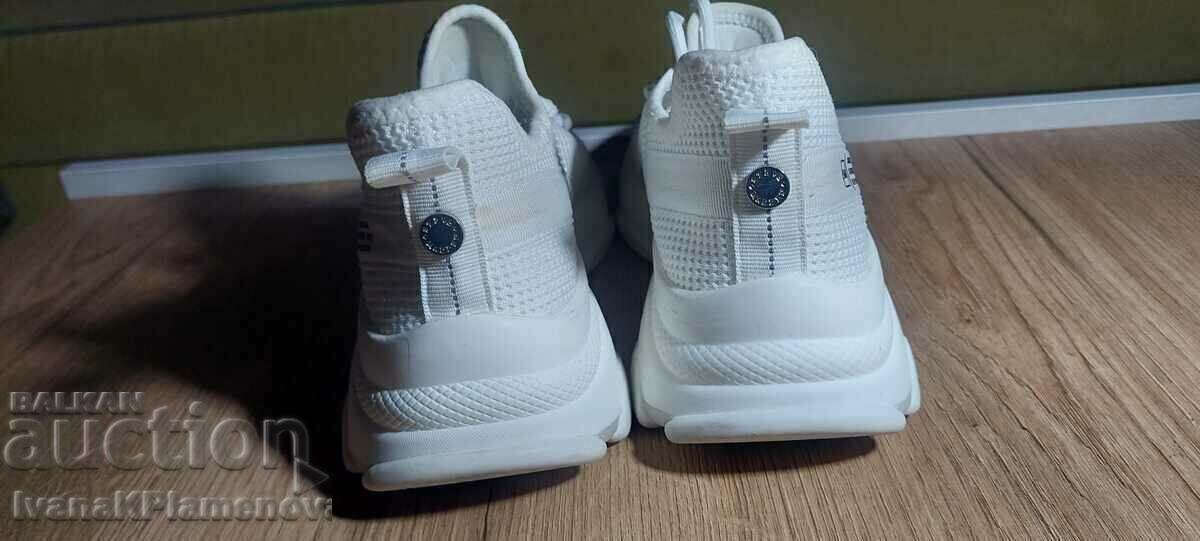 Delivery of STEVE MADDEN sneakers