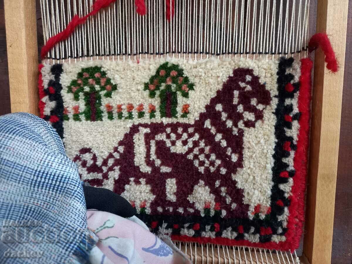Delivery of Grandma weaves a carpet with a lion on a loom museum tavern - UNIQUE! Delivery of Grandma weaves a carpet with a lion on a loom museum tavern - UNIQUE!