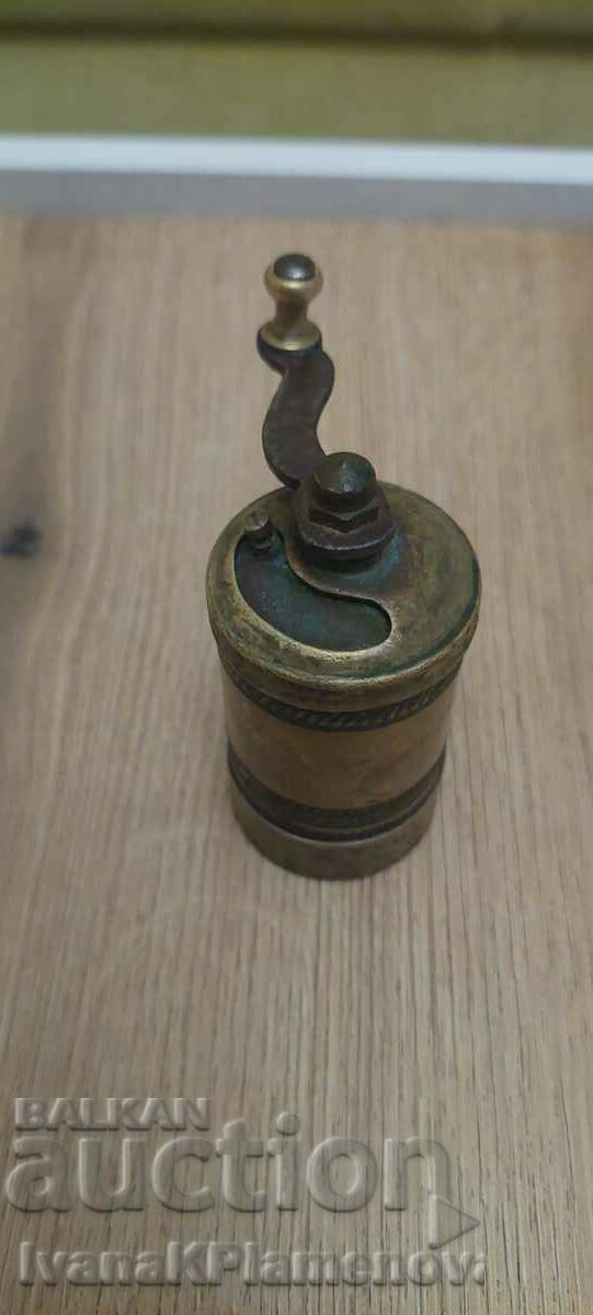 Grinder bronz pentru colectori cu preț 20.00 BGN | € 10.23 Grinder bronz pentru colectori cu preț 20.00 BGN | € 10.23