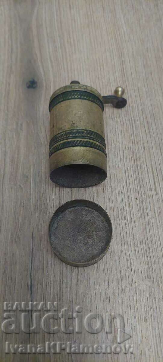 Livrarea Grinder bronz pentru colectori Livrarea Grinder bronz pentru colectori