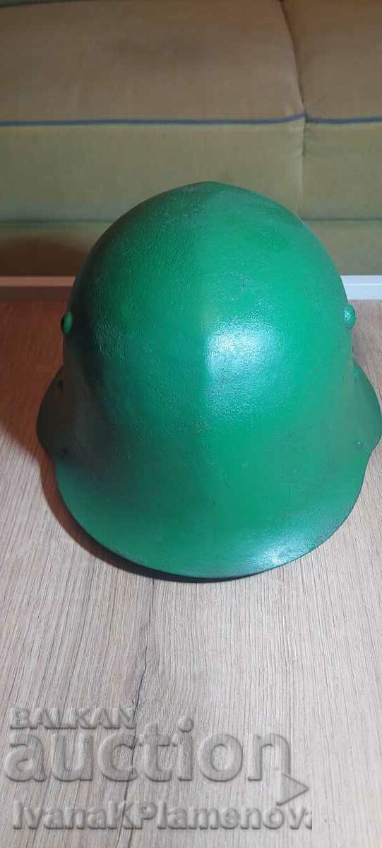 Каска военна стара с цена 30.00 лв. | € 15.34 Каска военна стара с цена 30.00 лв. | € 15.34