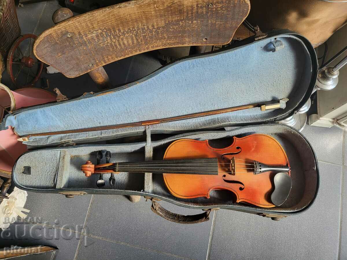 Bulgarian violin from 1954. Signed.