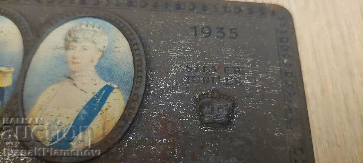 Auction  Vintage metal box for collectors