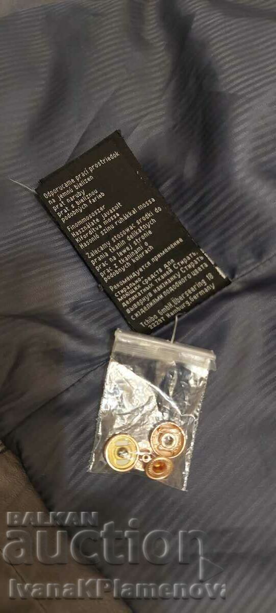 Livrarea Geaca de dama noua Livrarea Geaca de dama noua