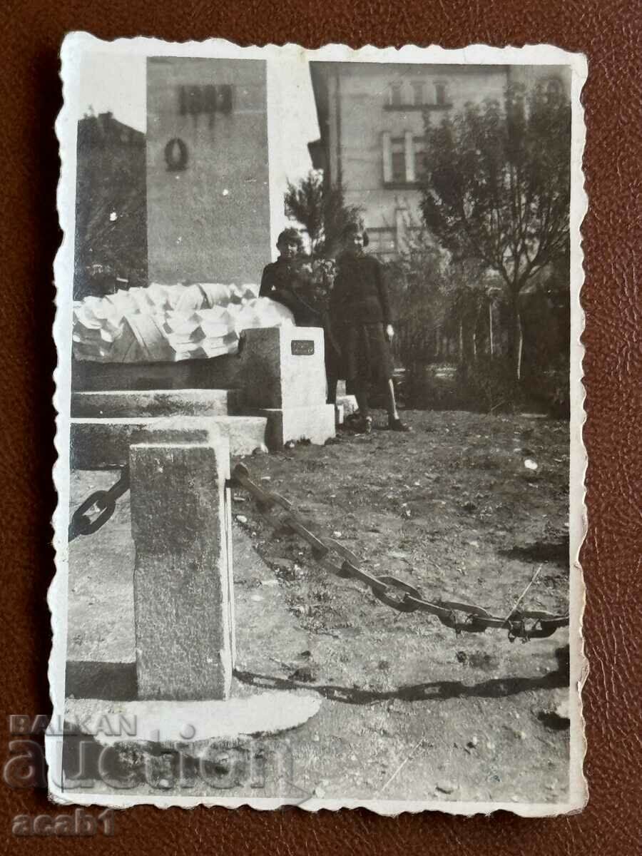 In front of the monument of the Macedonian Chetnik Gorna Jumaya