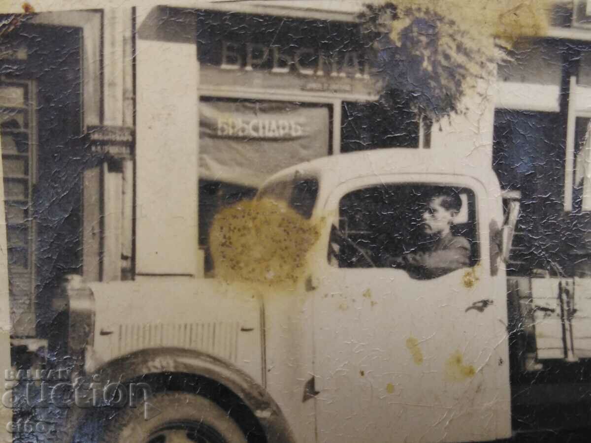 ROYAL PHOTO - Truck, barber with price 10.00 BGN | € 5.11 ROYAL PHOTO - Truck, barber with price 10.00 BGN | € 5.11