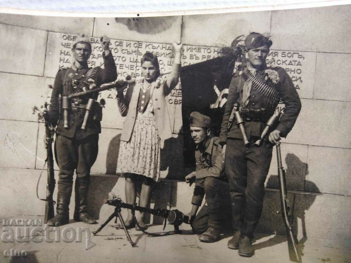 Auction ROYAL PHOTO - PARTISANS IN FRONT OF ROYAL MONUMENT Auction ROYAL PHOTO - PARTISANS IN FRONT OF ROYAL MONUMENT