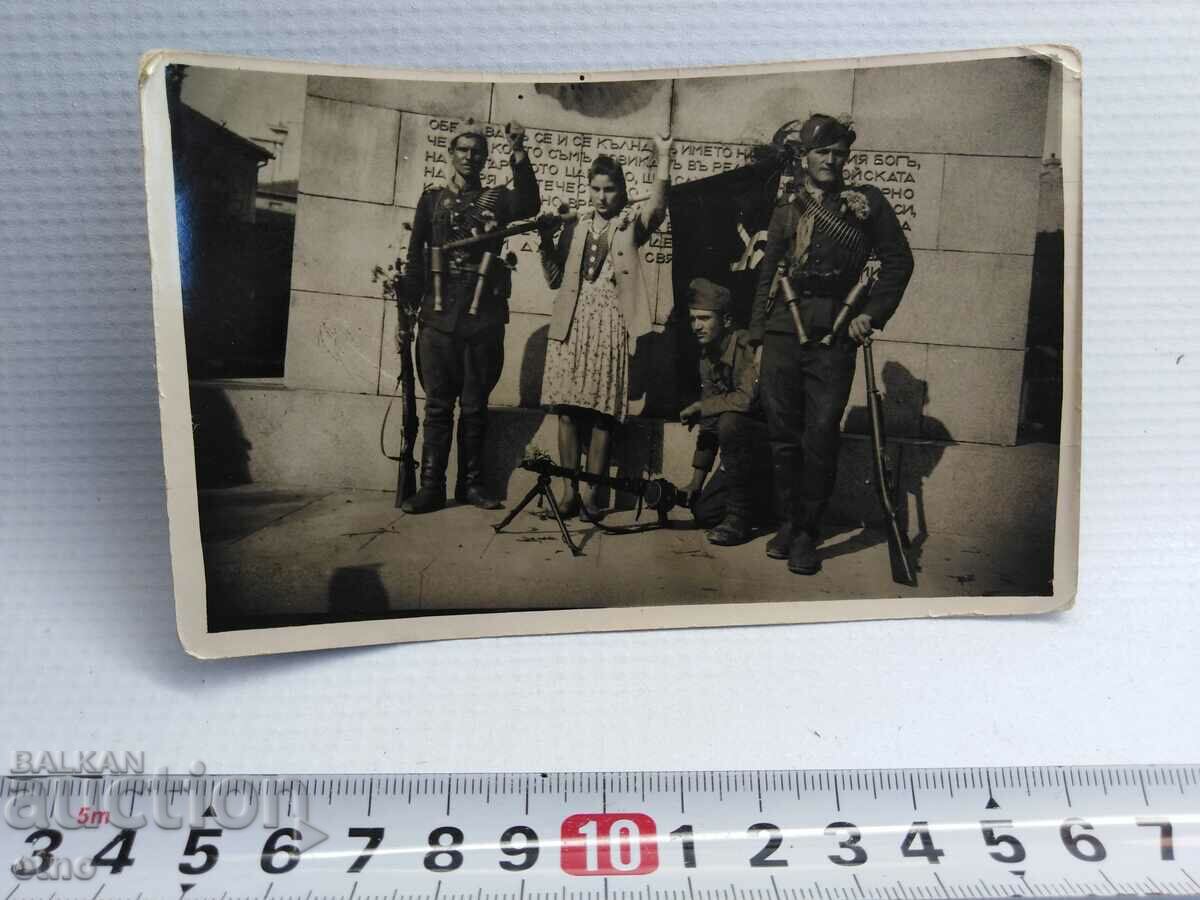 Delivery of ROYAL PHOTO - PARTISANS IN FRONT OF ROYAL MONUMENT Delivery of ROYAL PHOTO - PARTISANS IN FRONT OF ROYAL MONUMENT