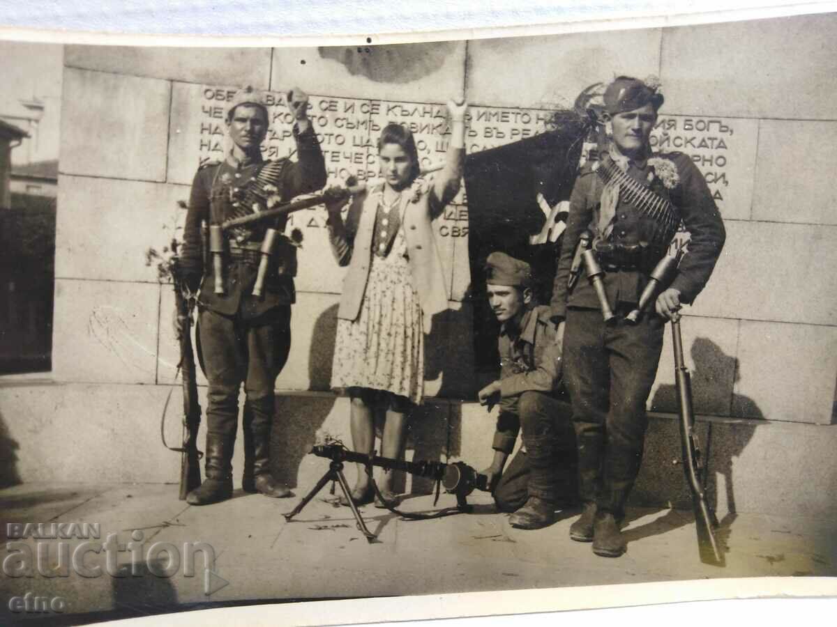 ROYAL PHOTO - PARTISANS IN FRONT OF ROYAL MONUMENT