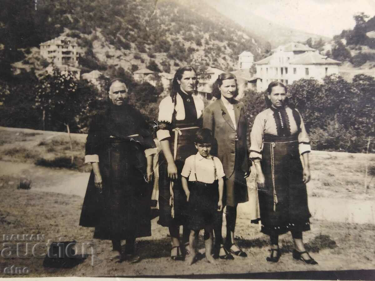 Auction  1945, ROYAL PHOTO - NAMED, COSTUME