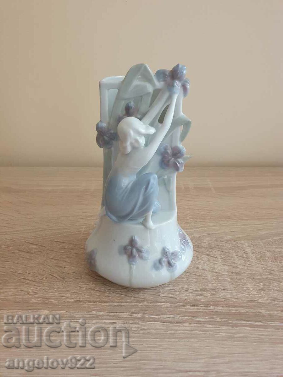 Beautiful porcelain vase with markings!