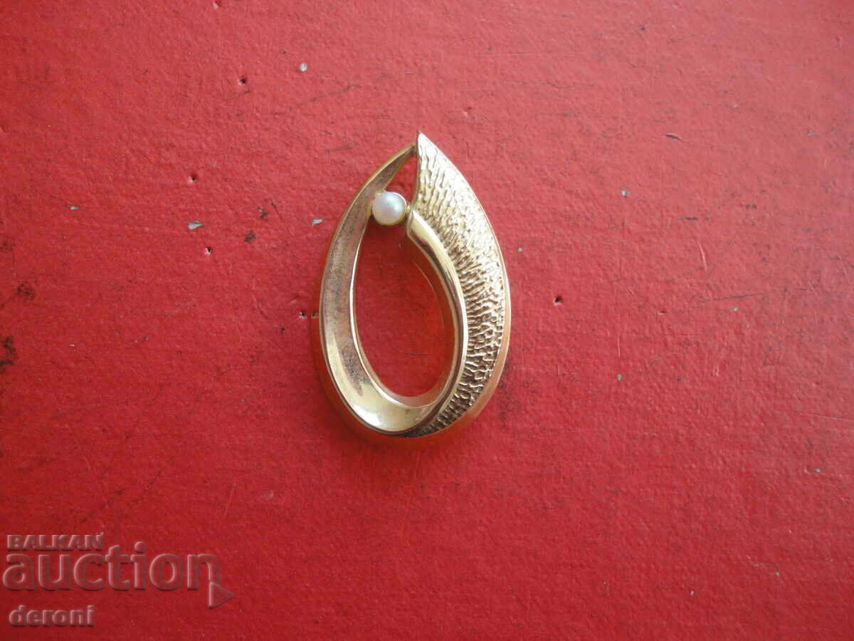 Gold-plated pearl brooch 72 with price 10.00 BGN | € 5.11 Gold-plated pearl brooch 72 with price 10.00 BGN | € 5.11