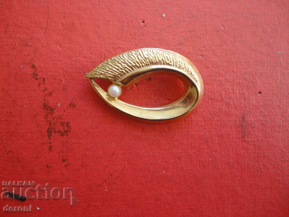 Delivery of Gold-plated pearl brooch 72 Delivery of Gold-plated pearl brooch 72