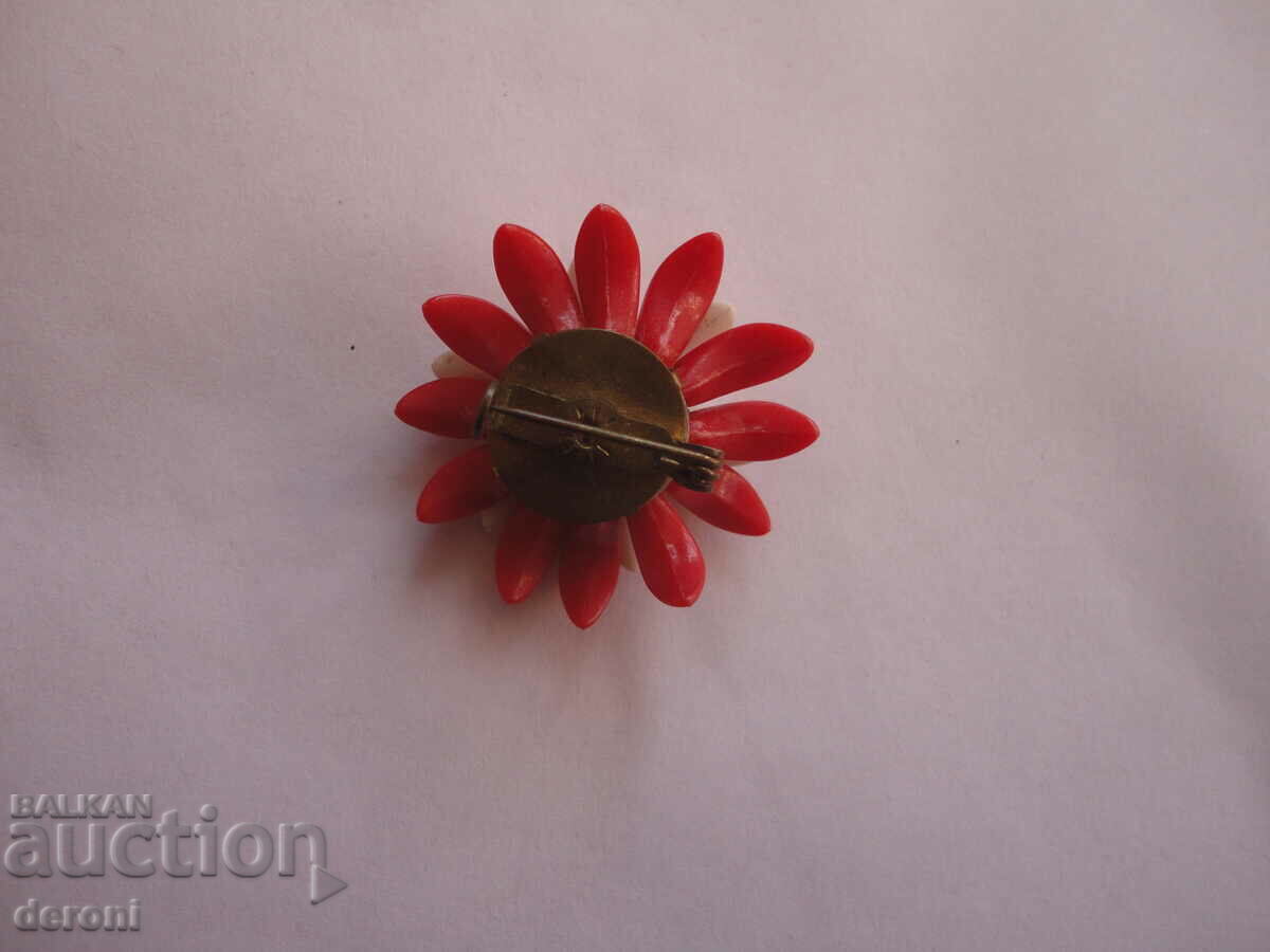 Auction  Bakelite brooch 3
