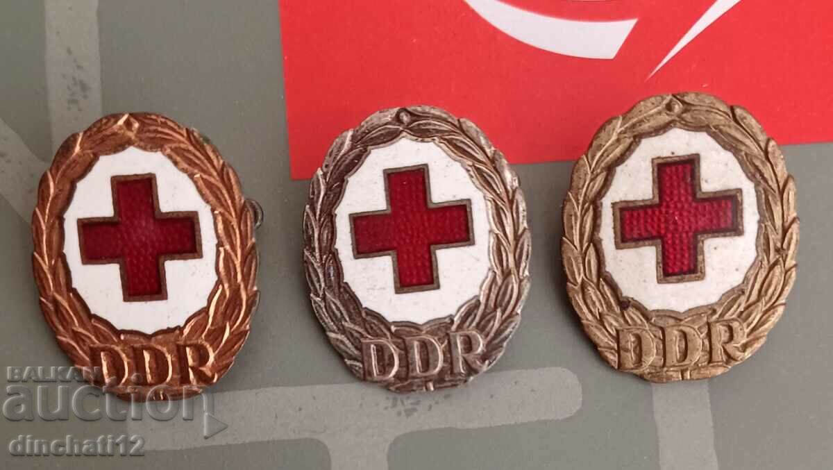 Badges. Red Cross Germany - DDR Rotes Kreuz. 3 pieces - 6 Badges. Red Cross Germany - DDR Rotes Kreuz. 3 pieces - 6