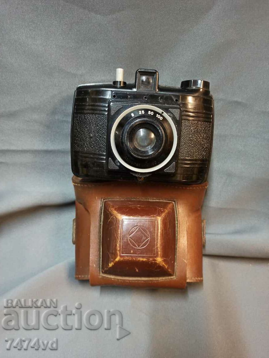 OLD BAKELITE CAMERA