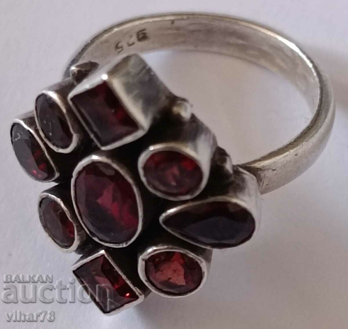 Auction  Women's silver ring with garnets