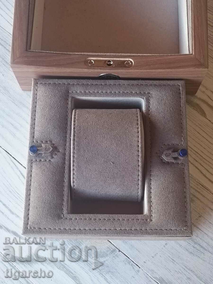 Girard-Perregaux watch box with price 500.00 BGN | € 255.65 Girard-Perregaux watch box with price 500.00 BGN | € 255.65