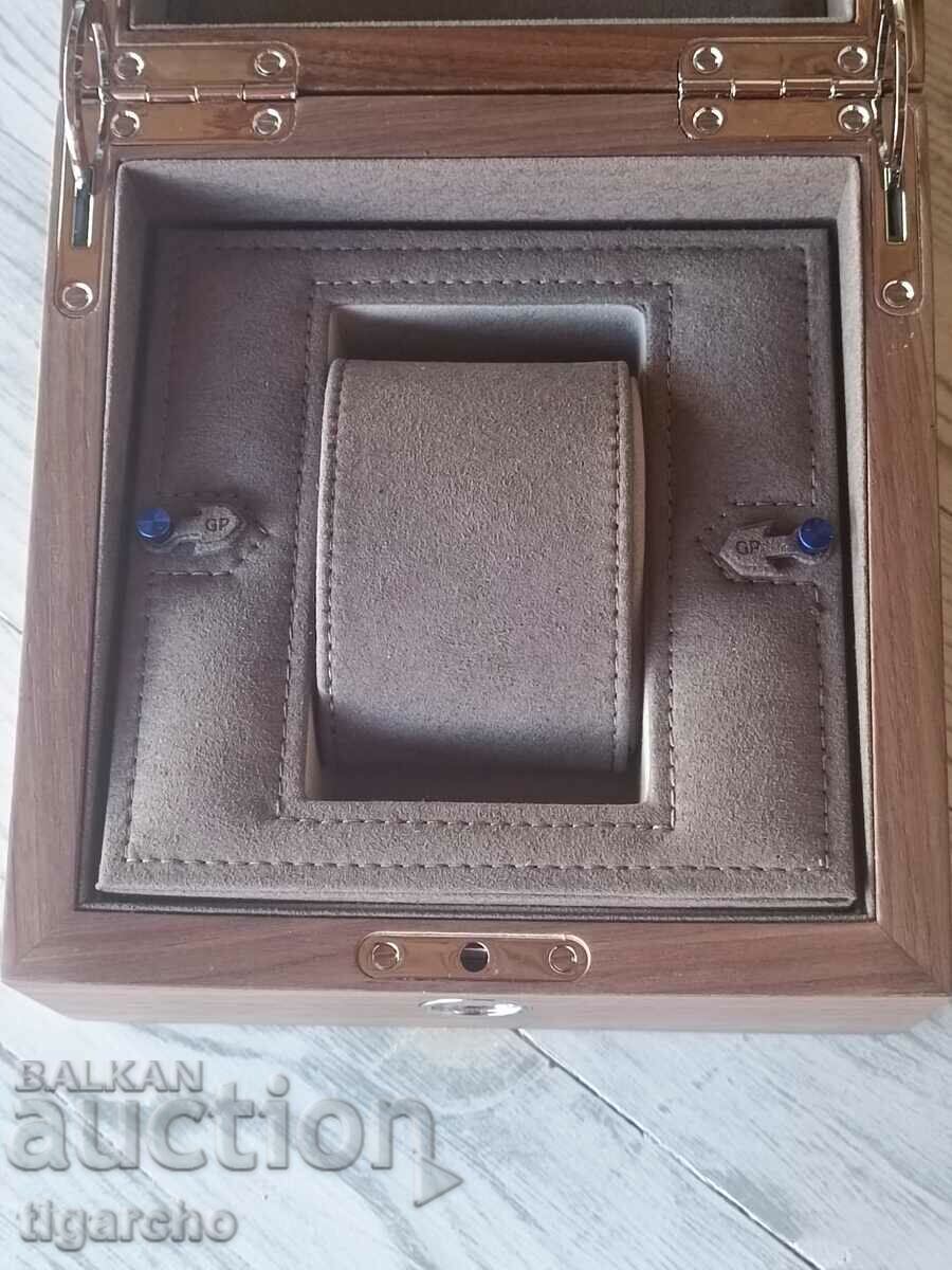 Auction Girard-Perregaux watch box Auction Girard-Perregaux watch box