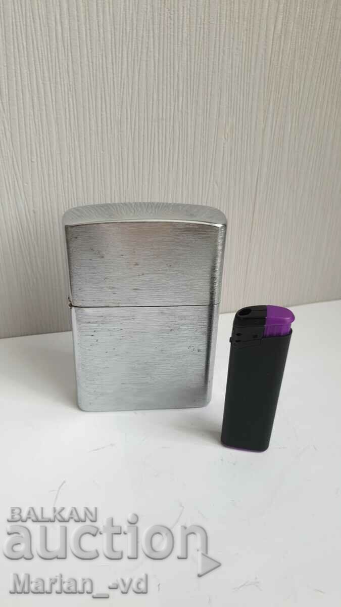 Голяма бензинова запалка с цена 40.00 лв. | € 20.45 Голяма бензинова запалка с цена 40.00 лв. | € 20.45