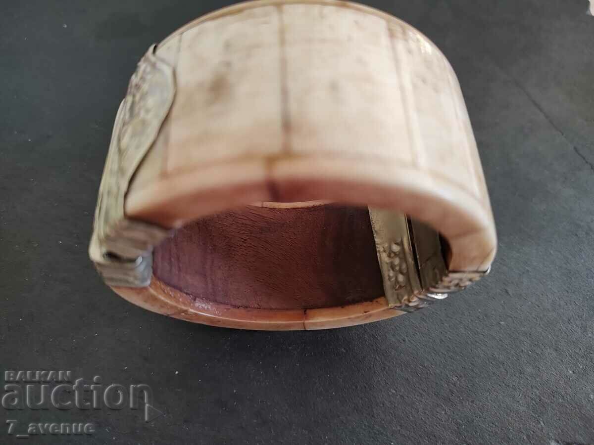 Гривна с орнаменти, кост, широка, 29.09.2024 с цена 99.00 лв. | € 50.62 Гривна с орнаменти, кост, широка, 29.09.2024 с цена 99.00 лв. | € 50.62