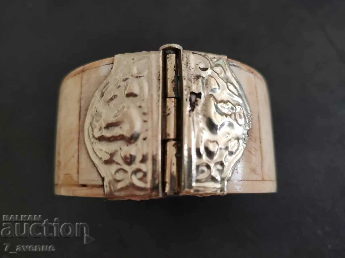 Аукцион Гривна с орнаменти, кост, широка, 29.09.2024 Аукцион Гривна с орнаменти, кост, широка, 29.09.2024