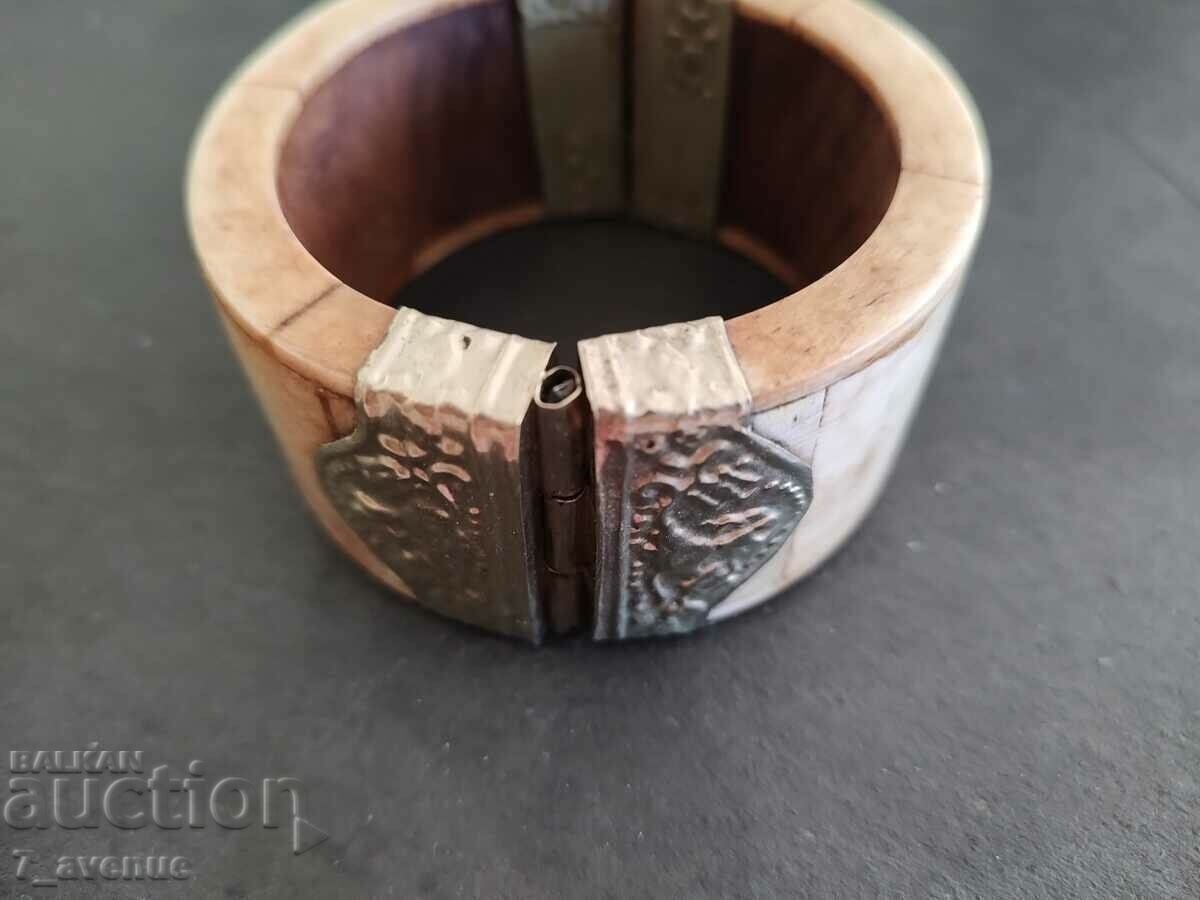 Доставка на Гривна с орнаменти, кост, широка, 29.09.2024 Доставка на Гривна с орнаменти, кост, широка, 29.09.2024