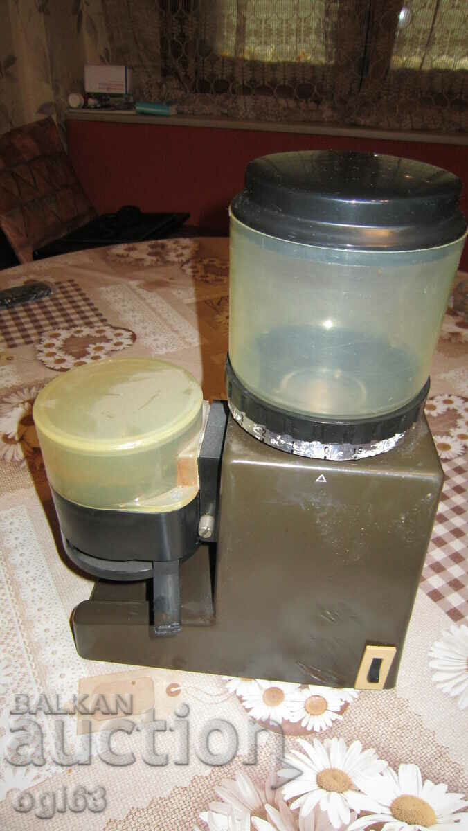 Coffee grinder with dispenser