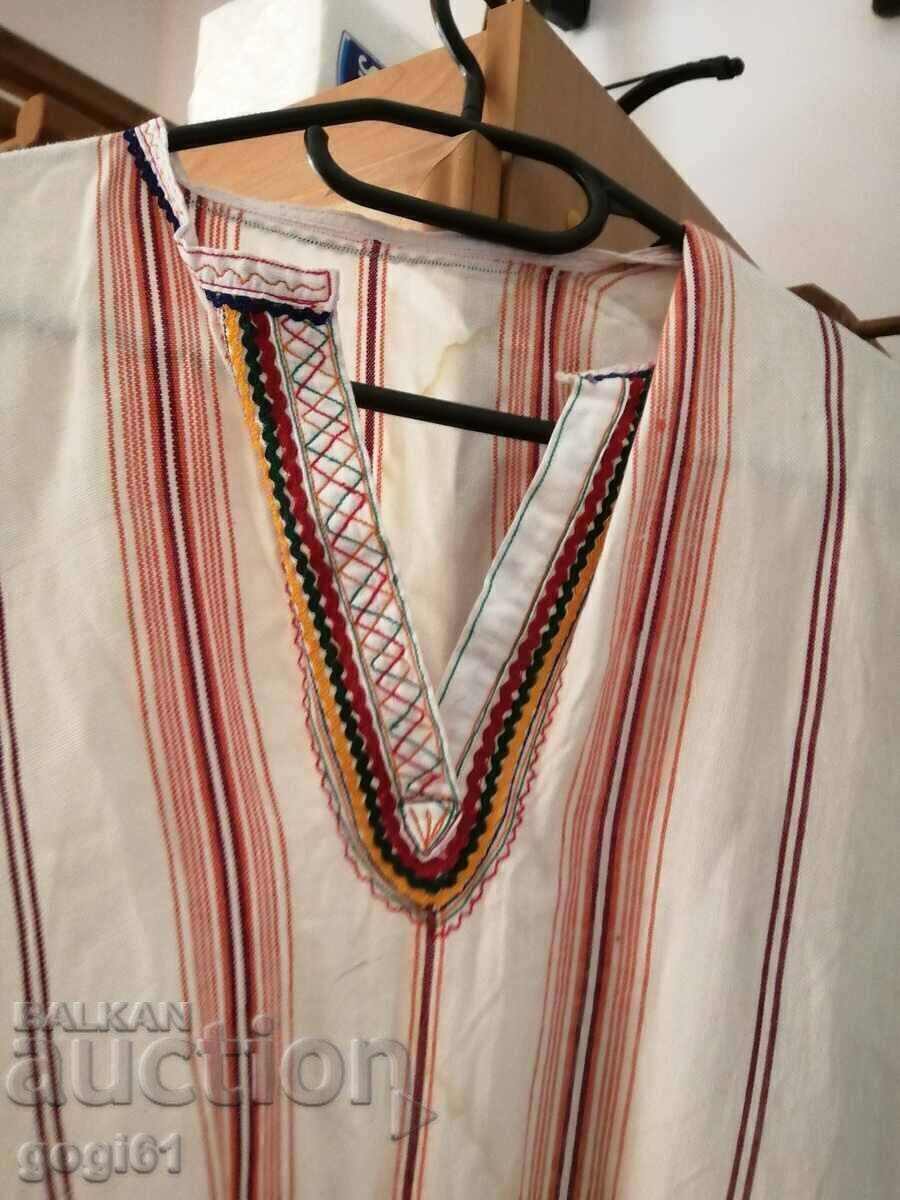 Παράδοση Παλιό πουκάμισο με κρόσσια