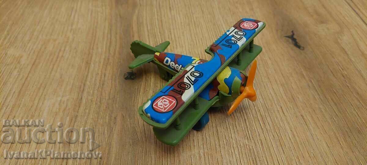 O jucărie cu mecanism O jucărie cu mecanism