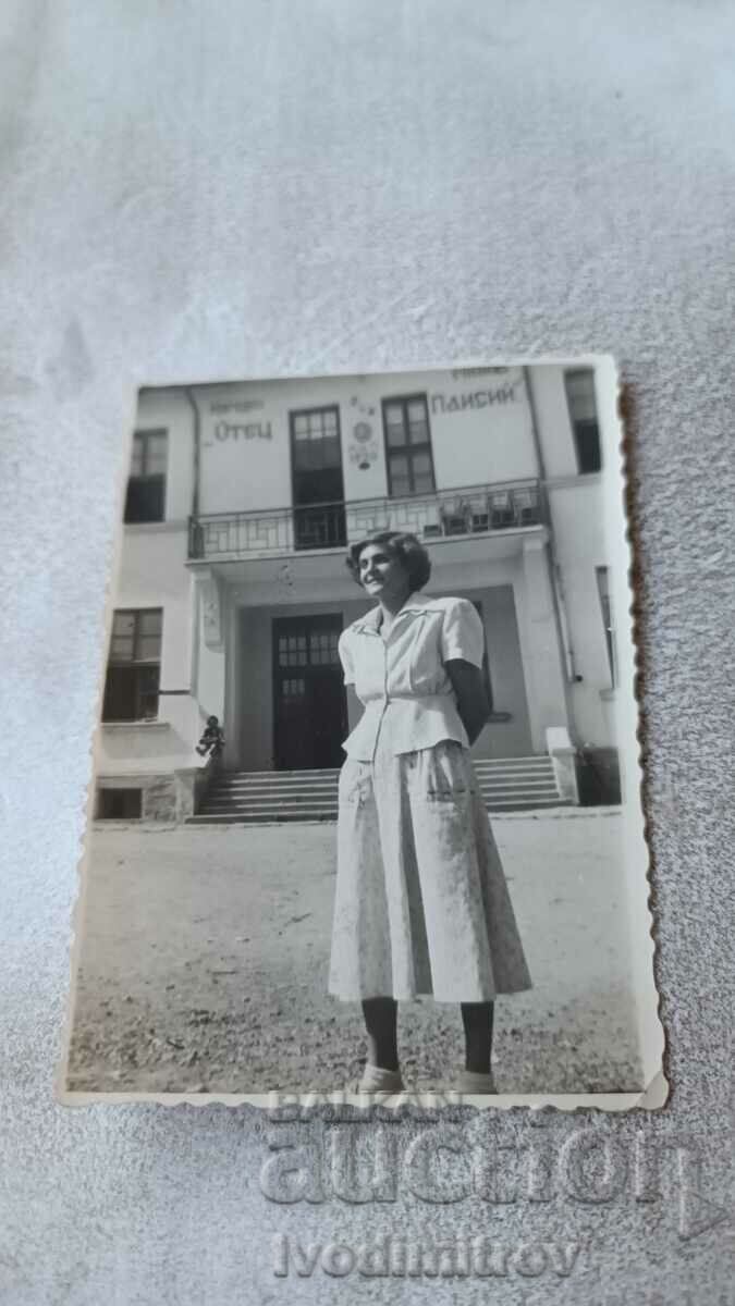 Foto Belene O femeie în fața Școlii Naționale Părintele Paisii 1953