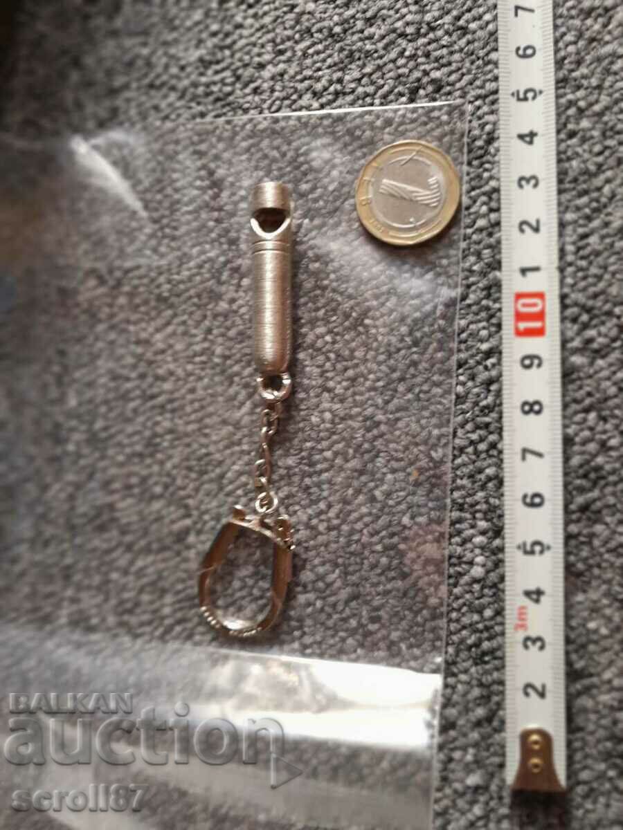 7 pieces of metal whistles, key holders