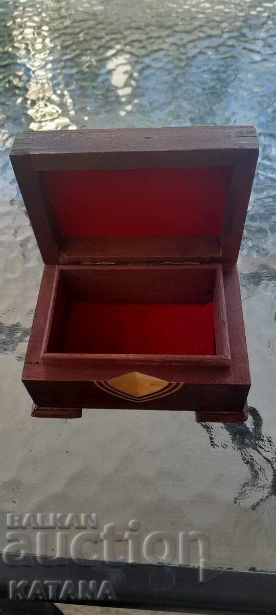 Μικρό ξύλινο κουτί με τιμή 25.00 BGN | € 12.78 Μικρό ξύλινο κουτί με τιμή 25.00 BGN | € 12.78