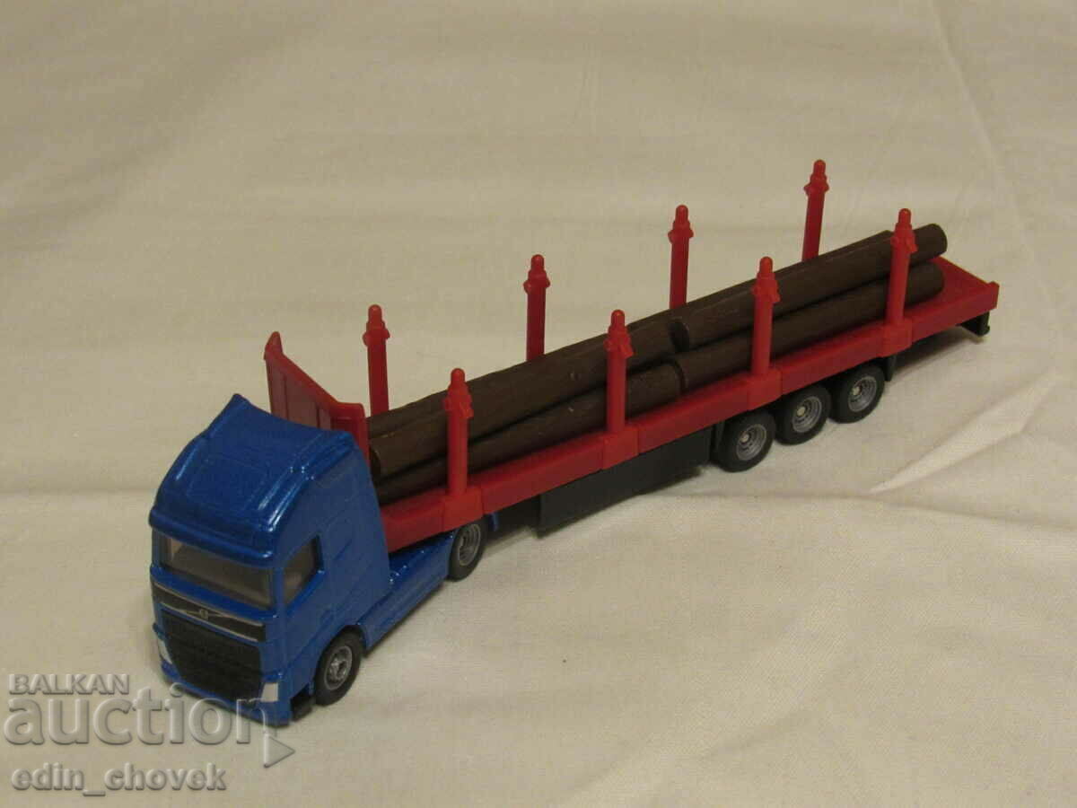 1/87 Siku Volvo FH16 камион с дървета количка