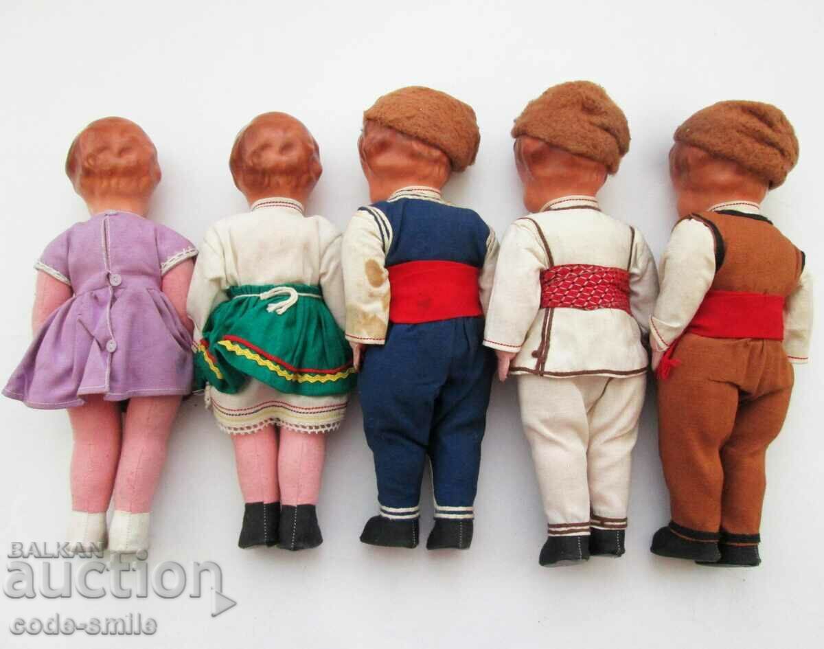 Лот колекция от 5 стари кукли в носии Царство България с цена 490.00 лв. | € 250.53 Лот колекция от 5 стари кукли в носии Царство България с цена 490.00 лв. | € 250.53