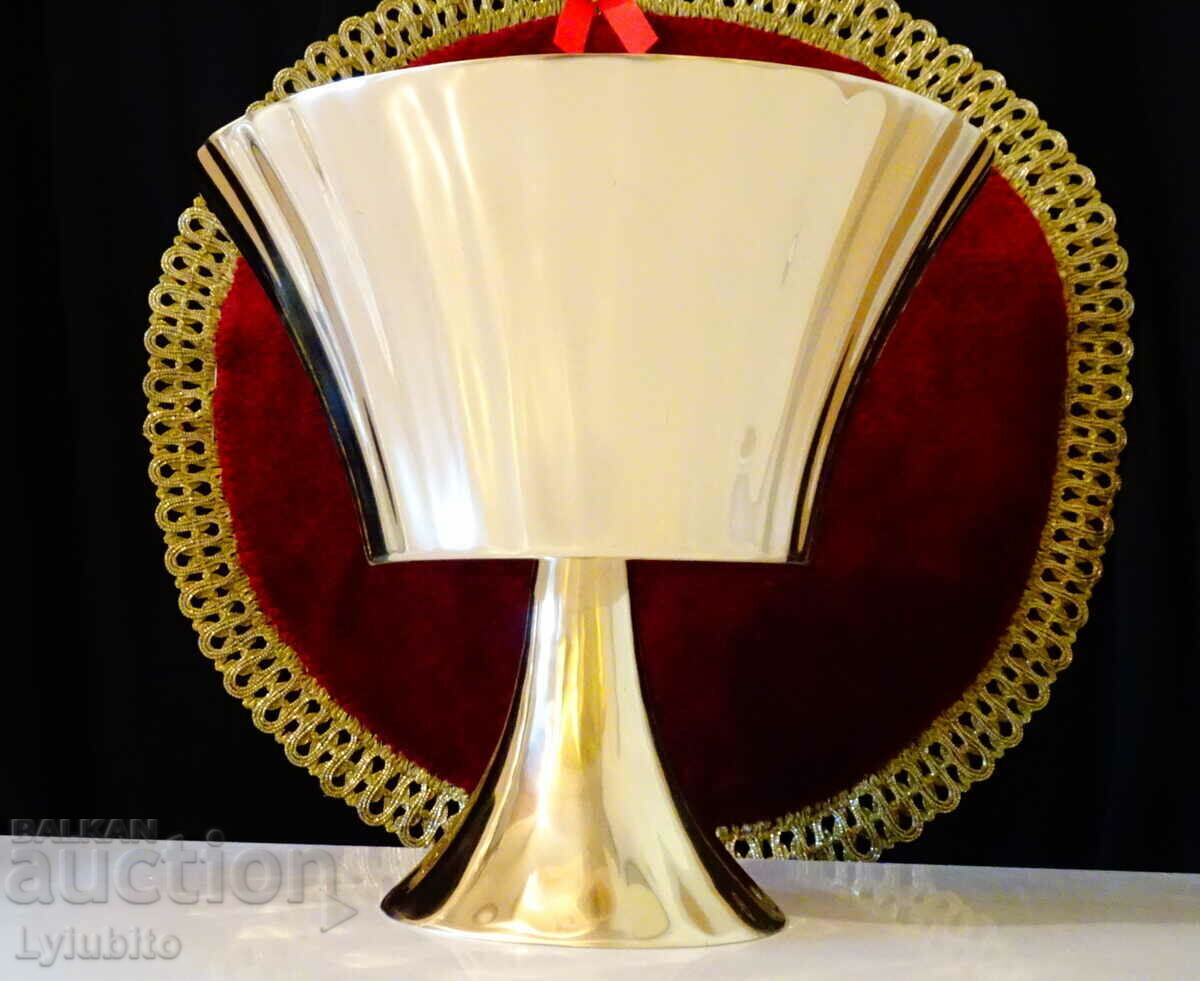 Auction Bronze fruit bowl 1 kg. on a chair Auction Bronze fruit bowl 1 kg. on a chair