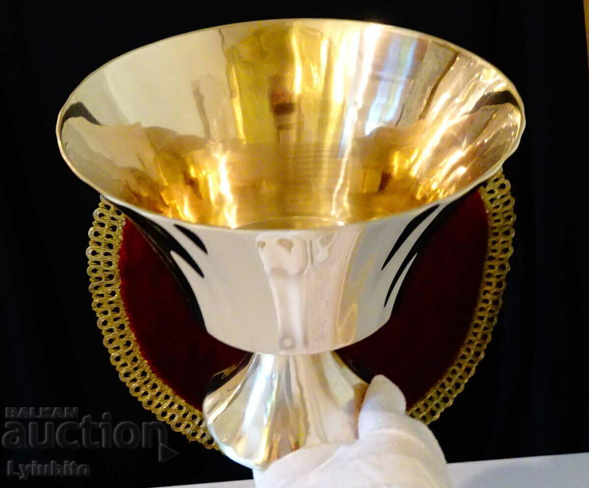 Bronze fruit bowl 1 kg. on a chair Bronze fruit bowl 1 kg. on a chair