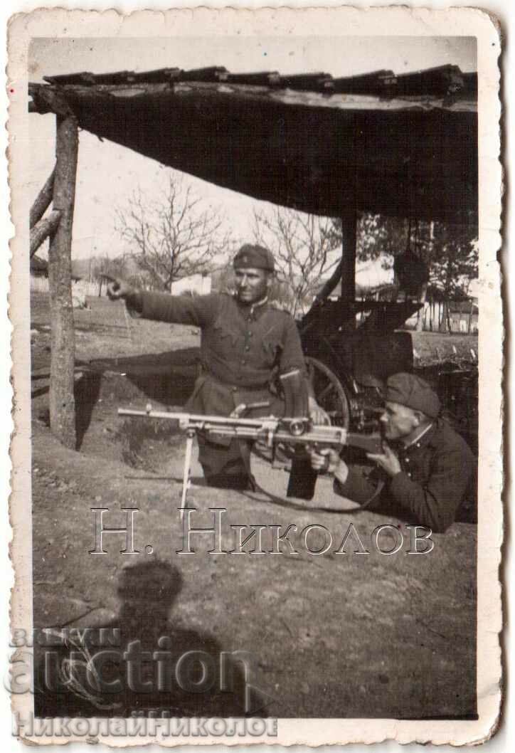 1943 SMALL OLD PHOTO SOLDIER MACHINE GUN G998