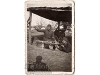 1943 SMALL OLD PHOTO SOLDIER MACHINE GUN G998