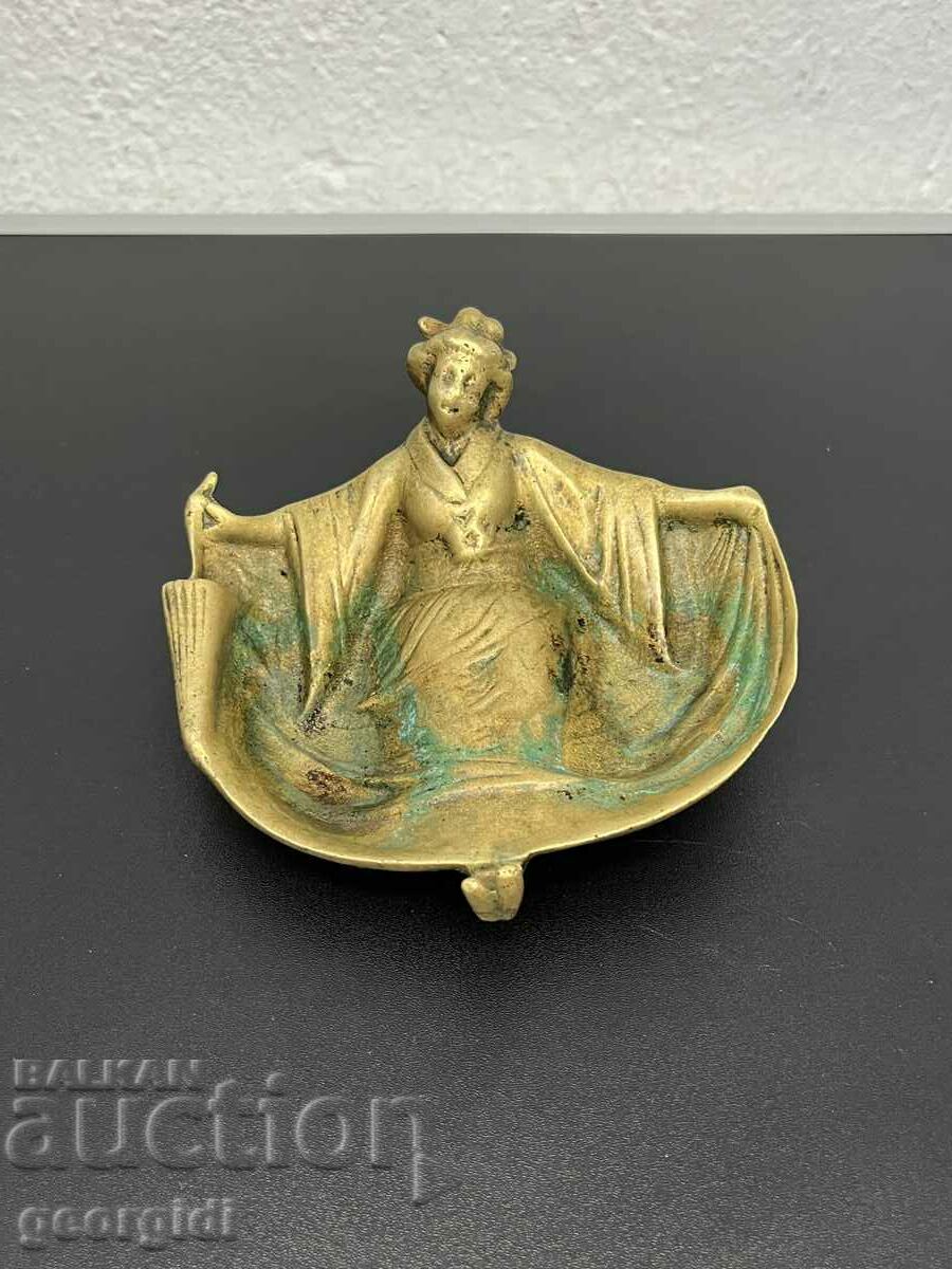 Massive bronze ashtray / geisha. #5961