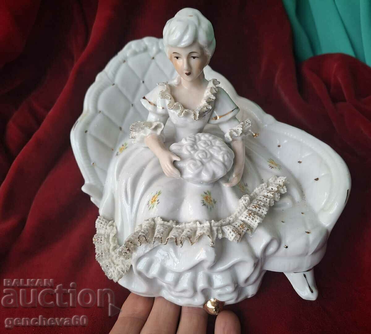 Porcelain Victorian figurine, "Lady on the Couch" - 7 Porcelain Victorian figurine, "Lady on the Couch" - 7