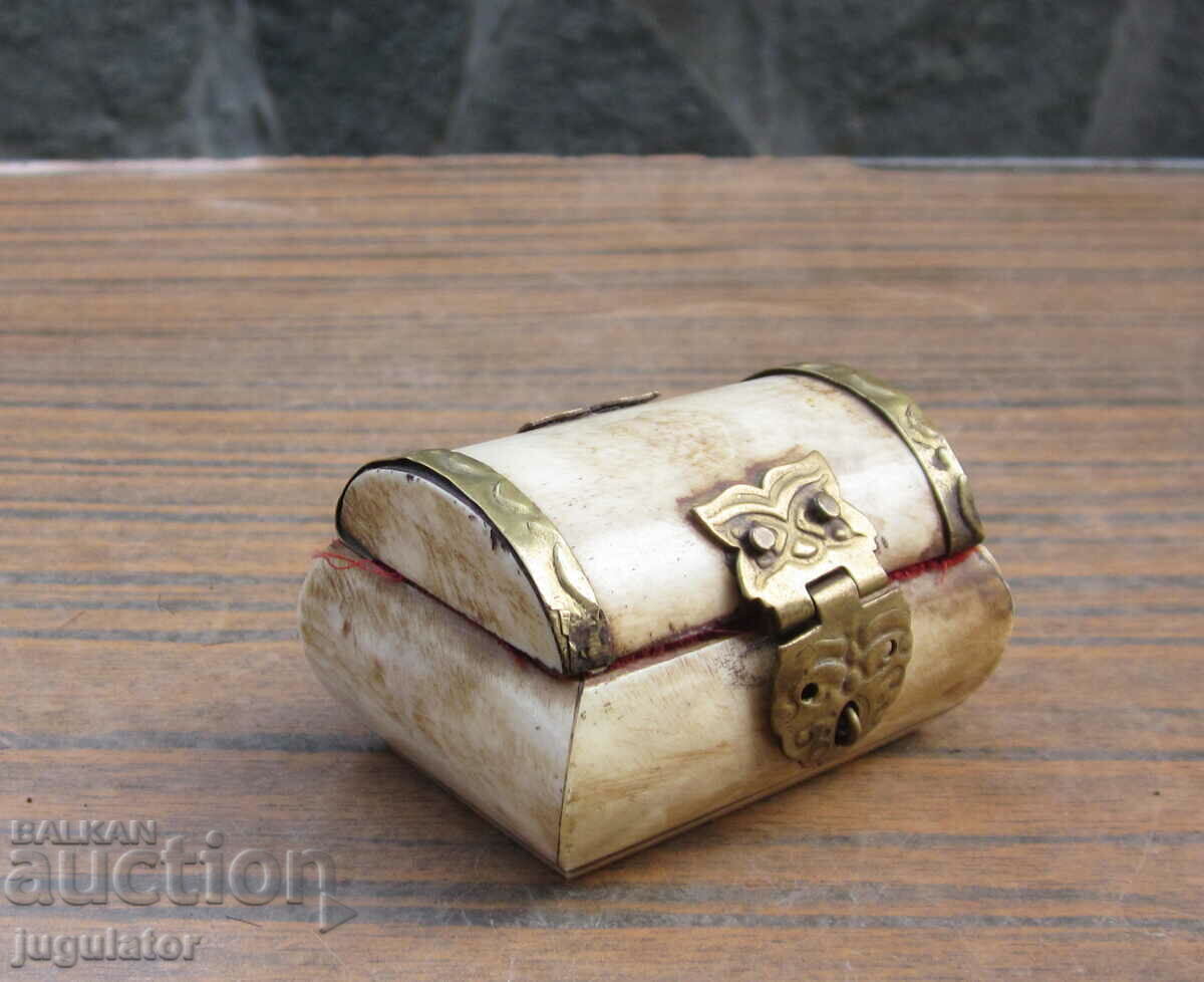 old box small bone box jewelry box with price 15.00 BGN | € 7.67 old box small bone box jewelry box with price 15.00 BGN | € 7.67